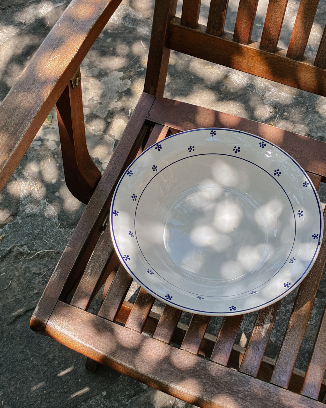 Schaal met blauw bloempatroon