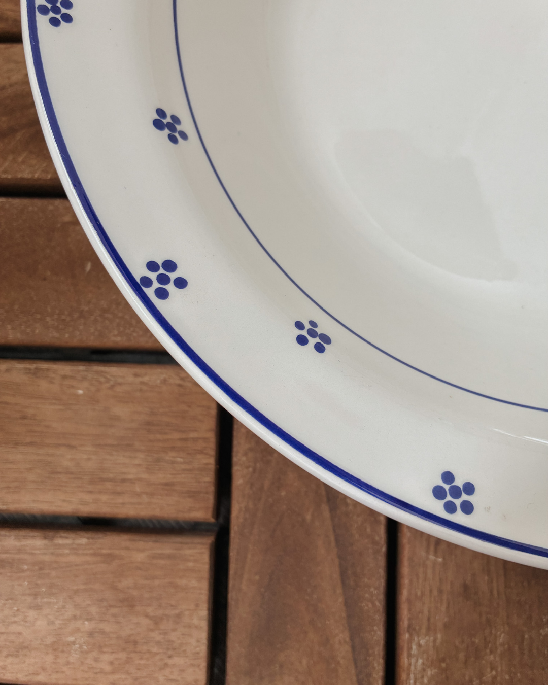 Schaal met blauw bloempatroon